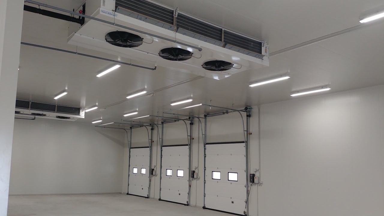 Interno magazzino con impianto di refrigerazione industriale