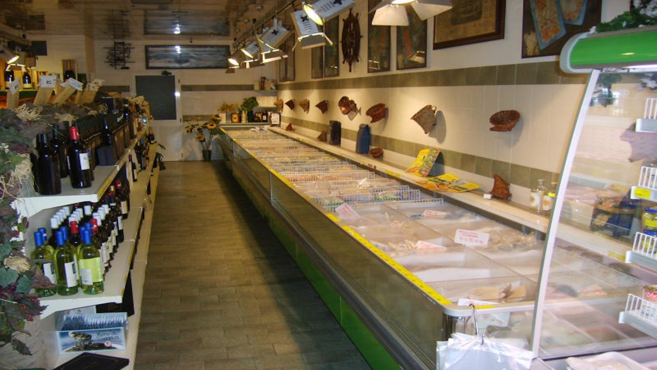 Banco e area vendita refrigerata per negozio