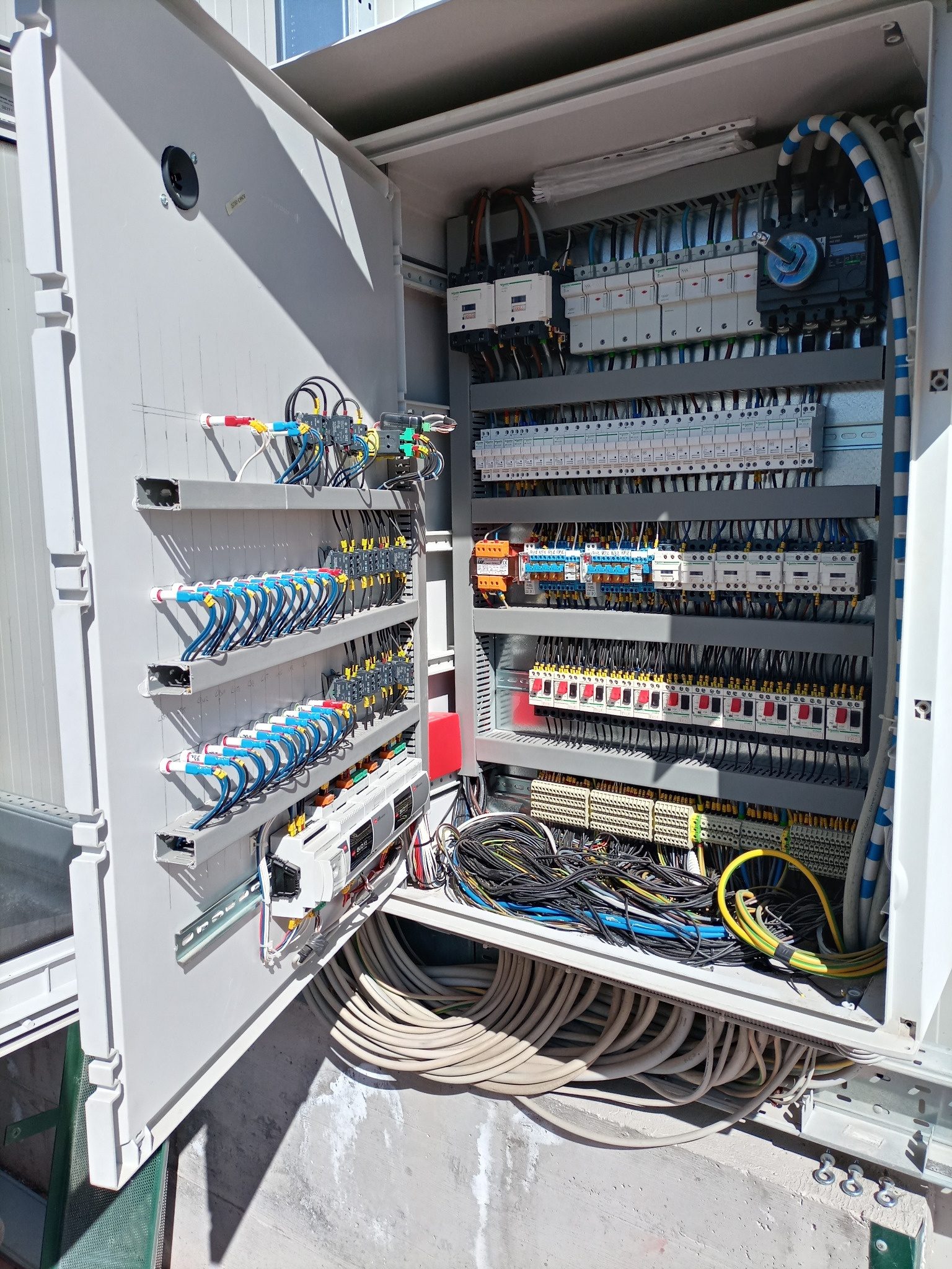 Dettaglio componenti quadro elettrico industriale