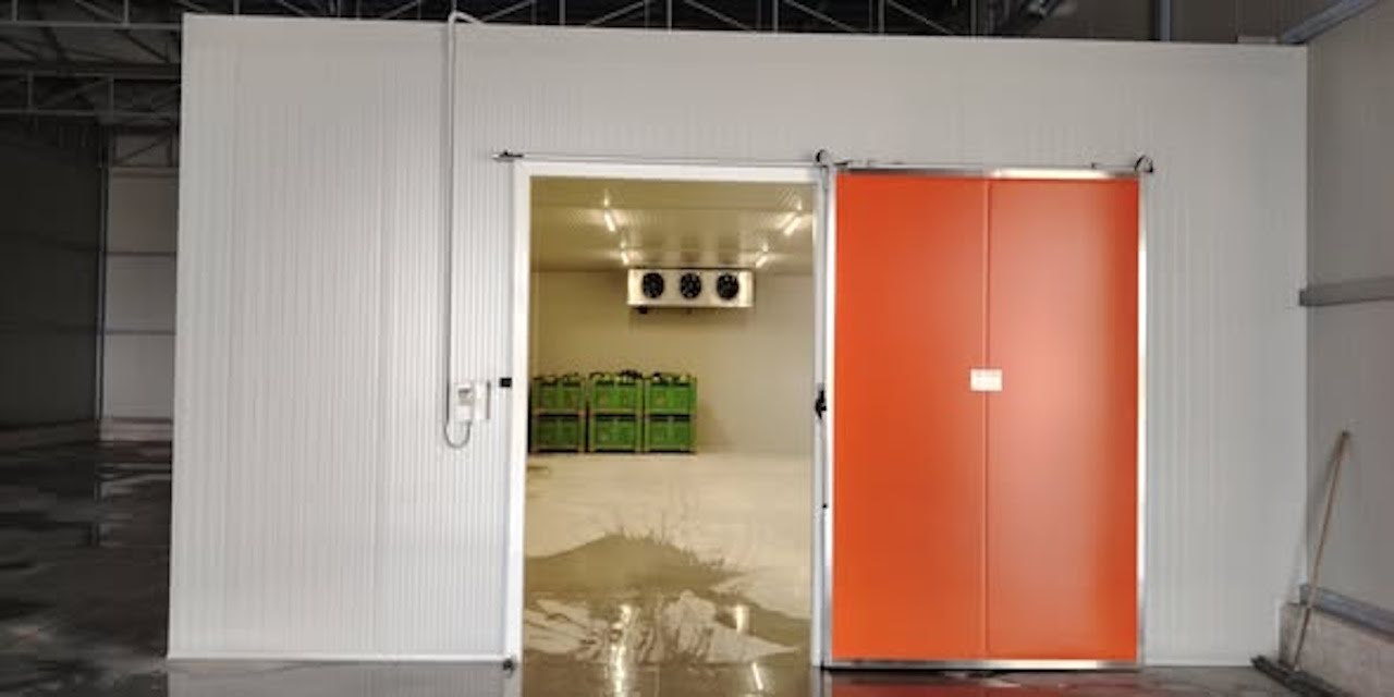 Interno cella frigorifera con impianto di refrigerazione