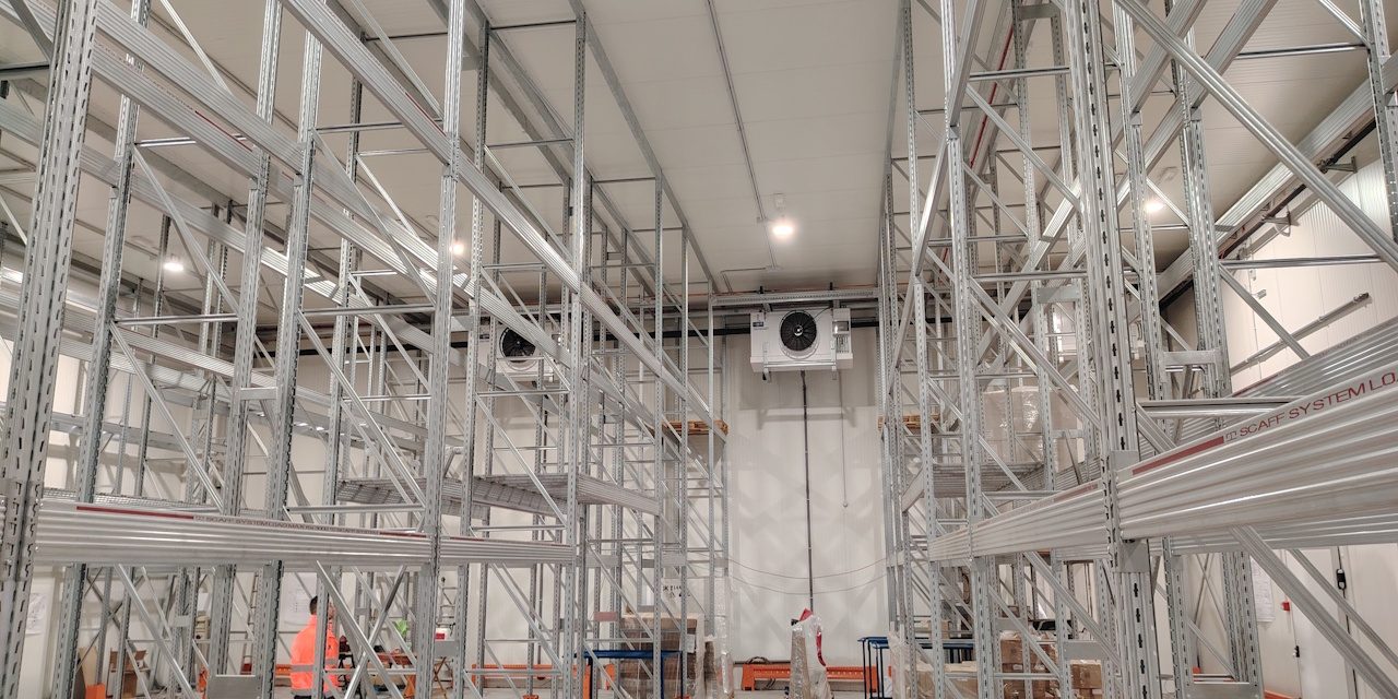 Impianto frigorifero per piattaforma logistica refrigerata