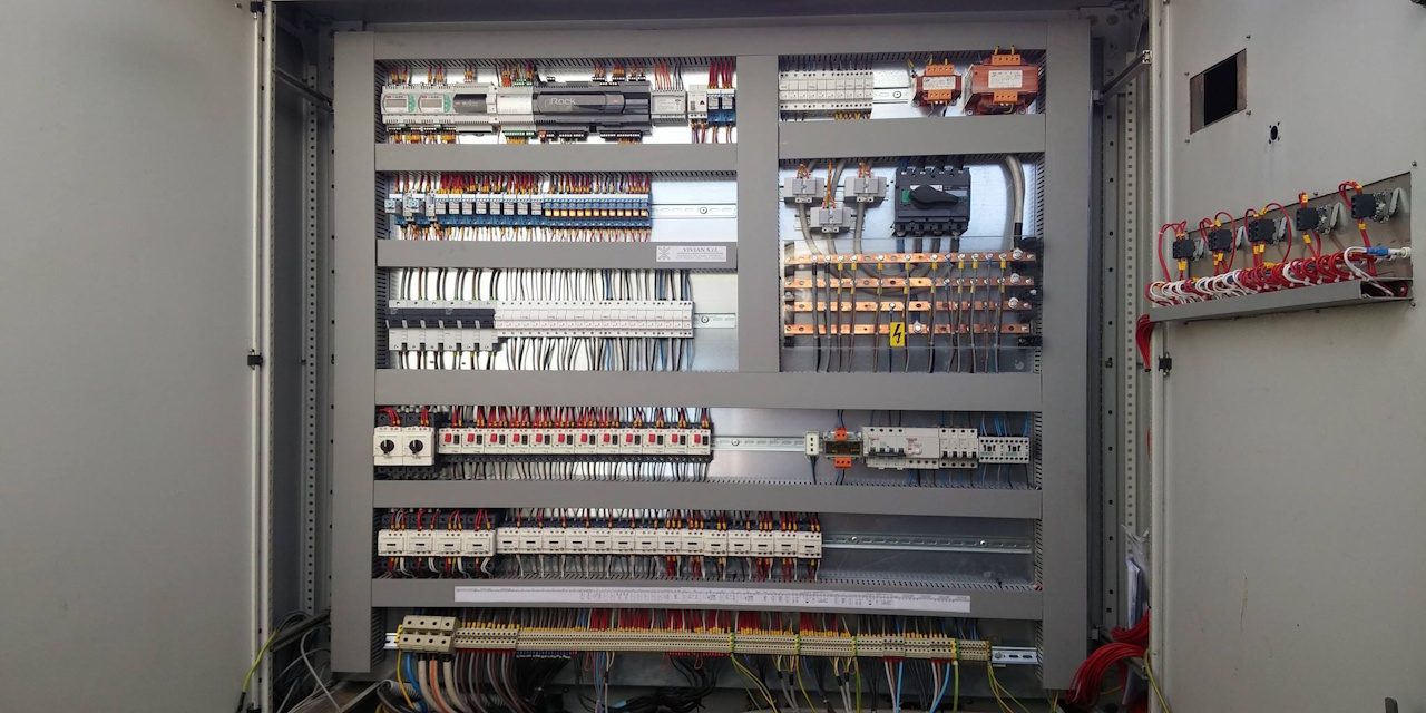 Dettaglio quadro elettrico industriale con componenti di controllo